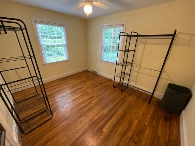 Building Photo - AVAILBLE NOW TO VIEW/LEASE! Classic Ardmor...