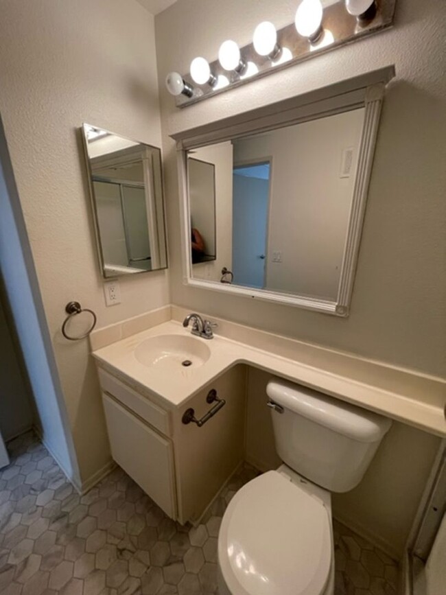 Building Photo - Nice 2 Bed 2 Bath Condo for lease with Par...