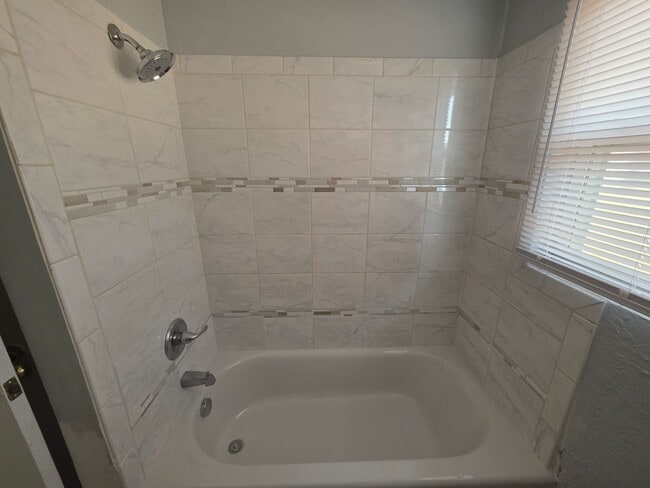 Building Photo - Cute 2 bedroom, 1 bath Duplex