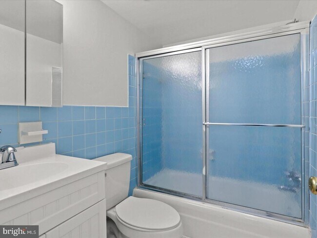 Building Photo - 33 Canterbury Square