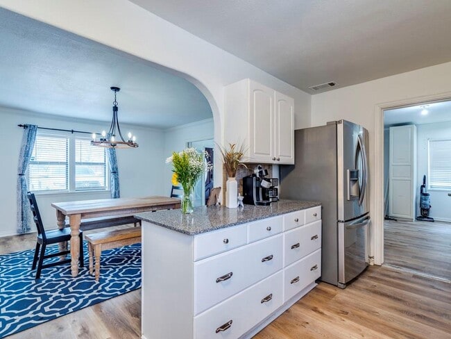 Building Photo - 105 Maynard St