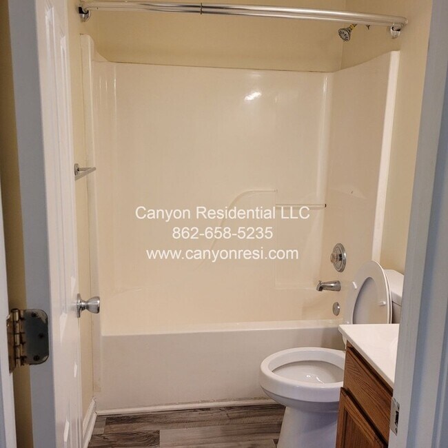 Building Photo - 461 Bedford Knoll Dr