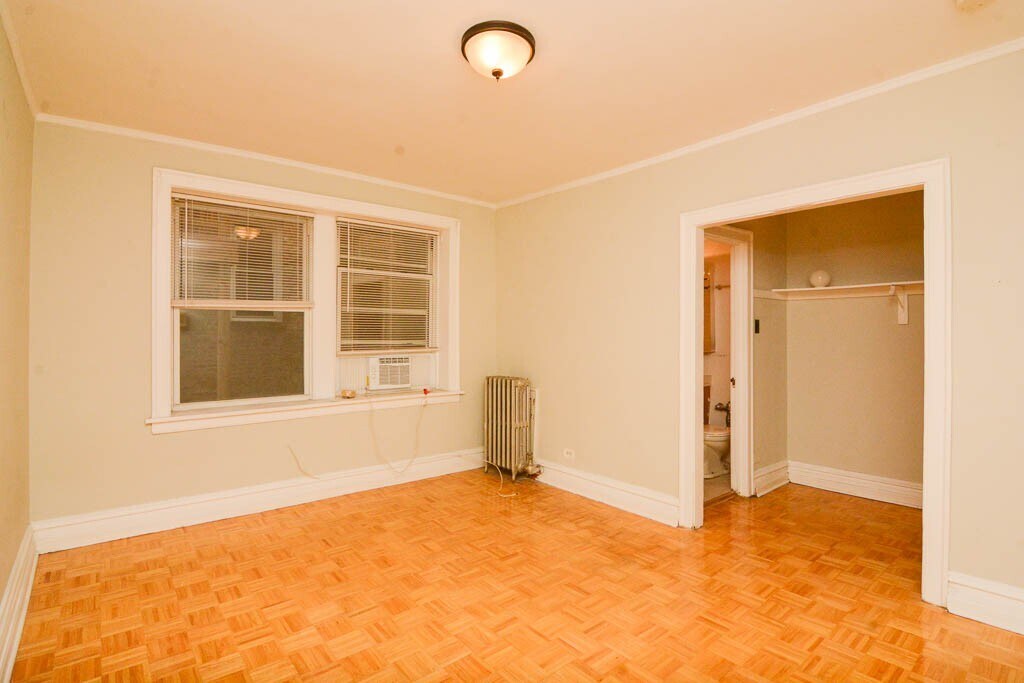 Building Photo - 716 W Belmont Ave