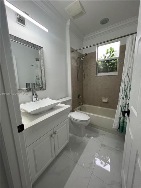 Building Photo - 6013 NW 56th Dr