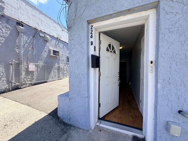 Building Photo - Spacious 1 Bedroom + Bonus Room w/Parking