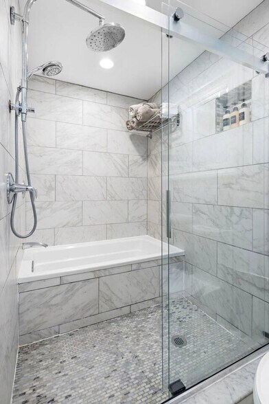 Building Photo - 137 W 15th St