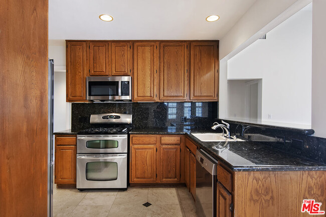 Building Photo - 13958 Peach Grove St
