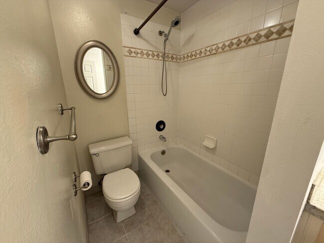 Building Photo - 2 Bed 1 Bath Kirkland