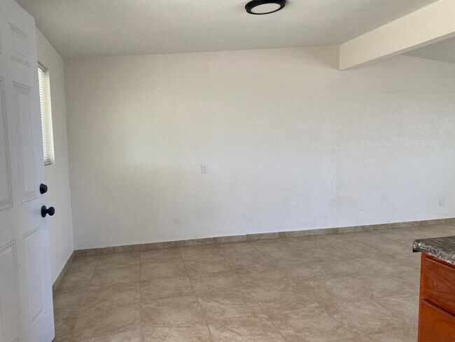 Building Photo - 3 bed  1 bth Available now.. Apply today!
