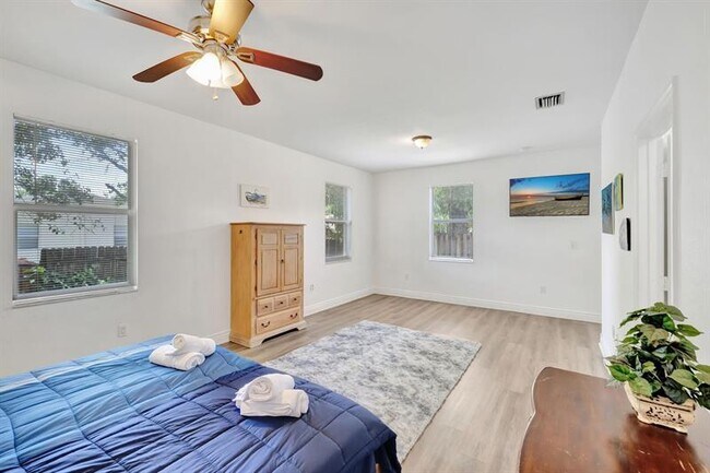 Building Photo - 1816 SW 21st St