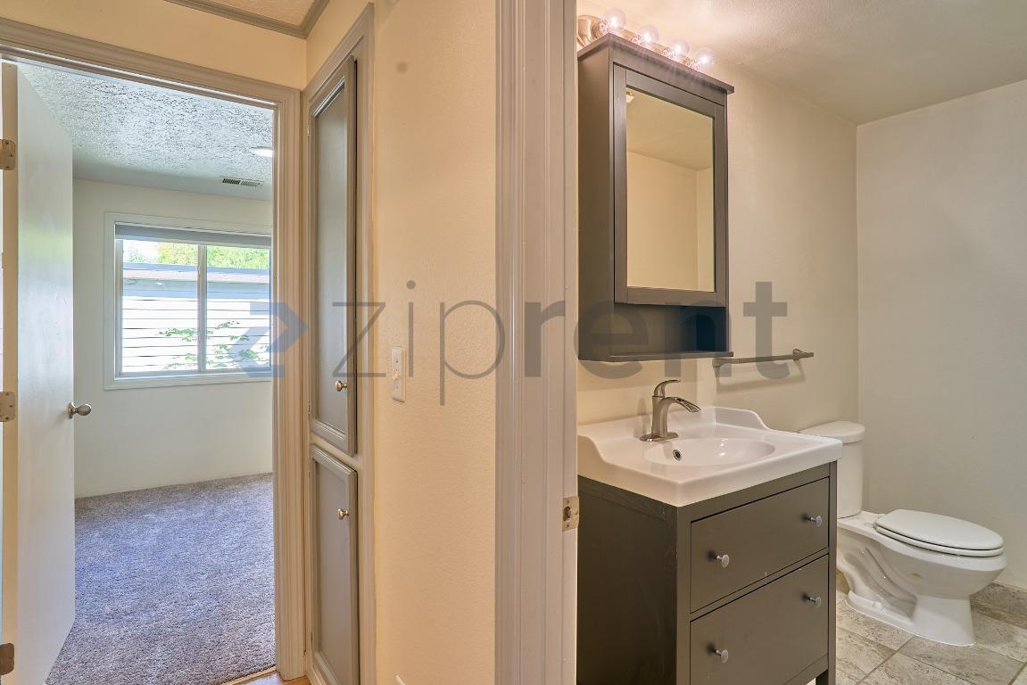 Building Photo - Unit
