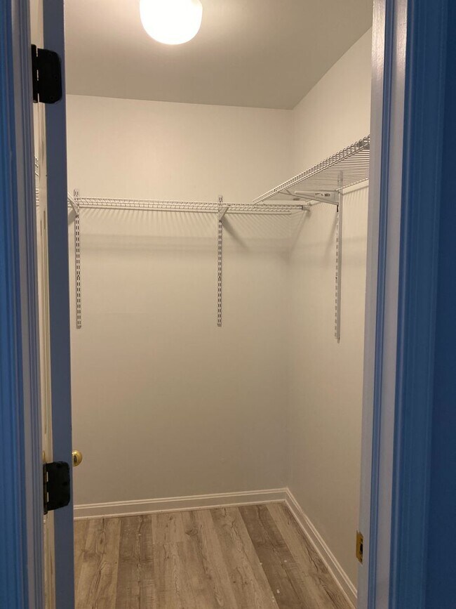Building Photo - Remodeled Seven Oaks Condo