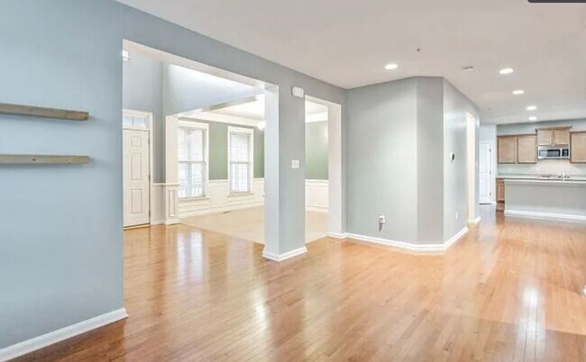 Building Photo - Gorgeous Large Sf 4 beds + 3.5 BATHS -