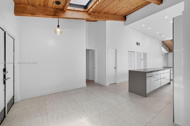 Building Photo - 2619 Parkview Dr S