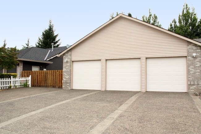 Building Photo - 15040 SE Lostine Dr