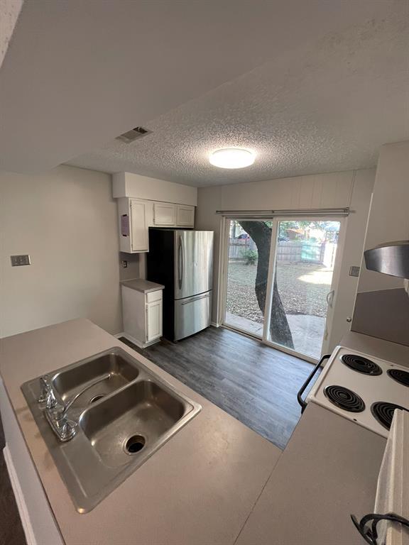 Building Photo - 12613 Tree Line Dr