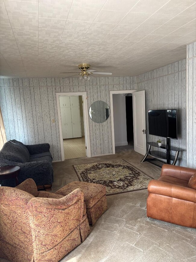 Building Photo - 401 Onyx St