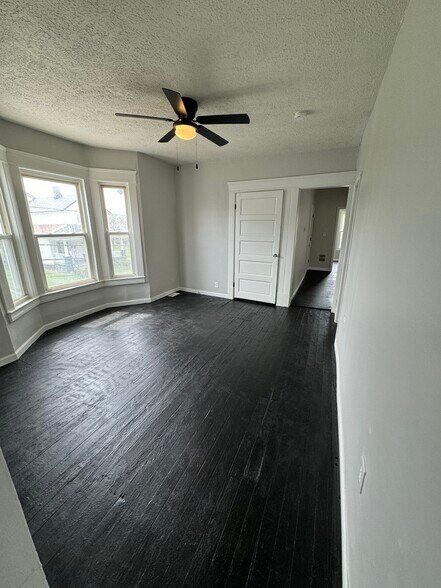 Building Photo - 3860 E 72nd St