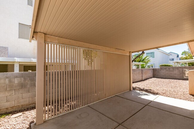 Building Photo - SW BEAUTY*2 BEDROOMS*OPEN FLOORPLAN*COMMUNITY POOL, GATED*CHECK THIS HOME OUT TODAY!