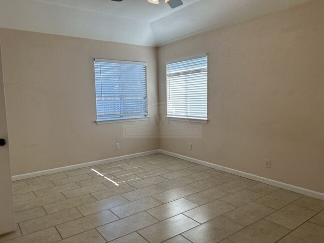 Building Photo - 4910 Parkwood Dr