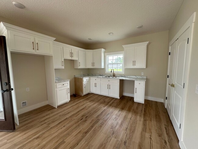 Building Photo - 3 Bed 2 Bath House