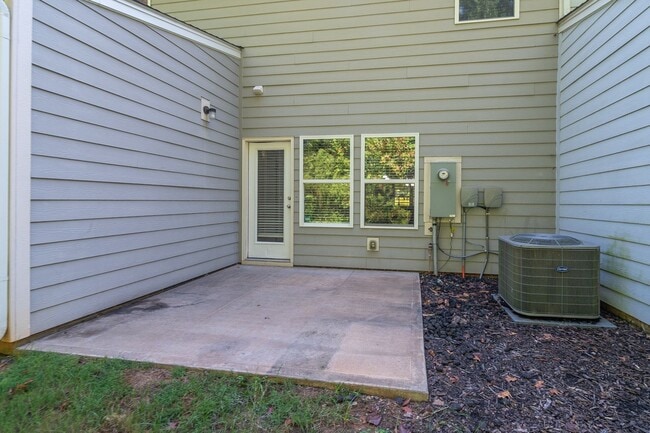 Building Photo - Freshly Renovated 4-Bedroom Home with Mode...