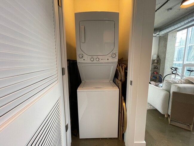 Building Photo - 810 N Clark St