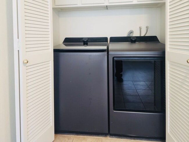 Building Photo - 2275 Hawthorne Pl