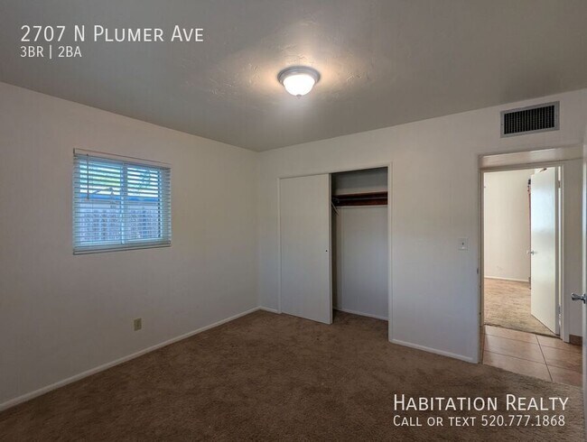 Building Photo - 2707 N Plumer Ave