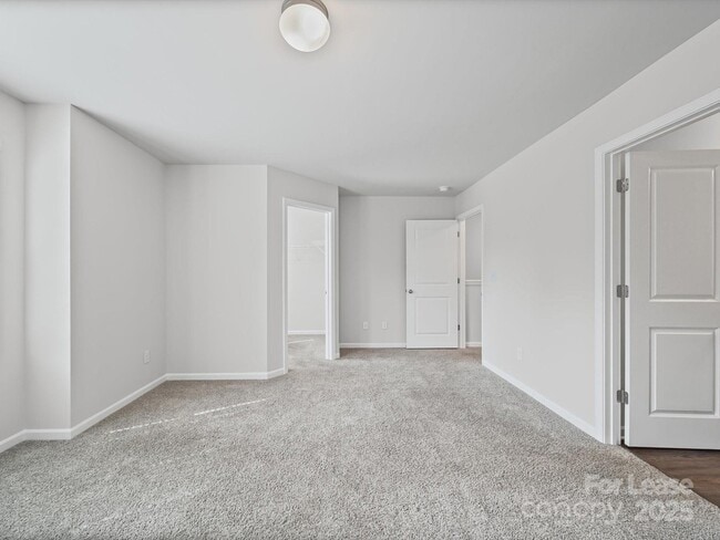 Building Photo - 914 S Battleground Ave