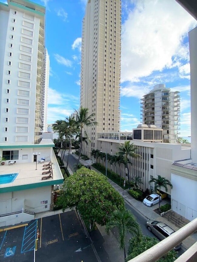 Building Photo - Fully Furnished Studio in Waikiki