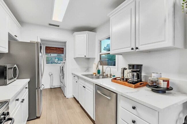 Building Photo - 4853 Twain Ave