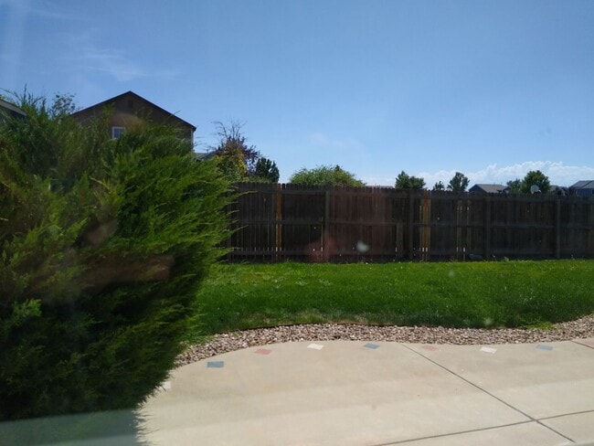 Building Photo - Gorgeous 2 Story 3 Bedroom 2.5 Baths in Da...