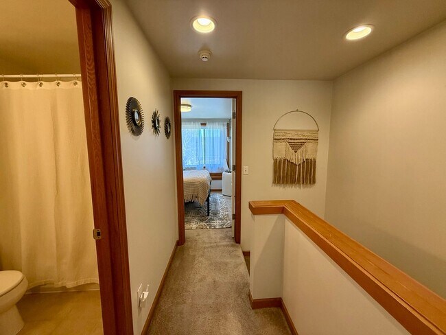 Building Photo - West Seattle Townhome