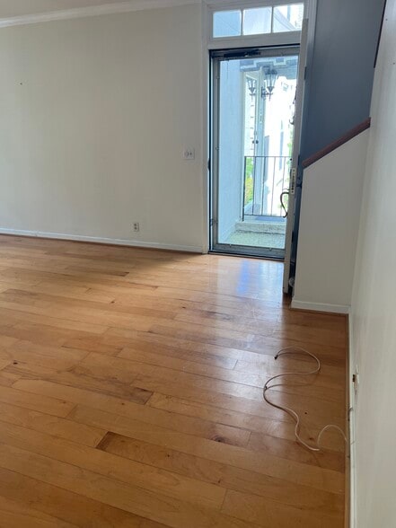 Living Room / view to Front Door - 108 St Charles Pl