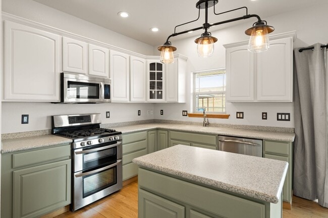 Building Photo - Executive 3-Bed Ranch Main Level - Private...