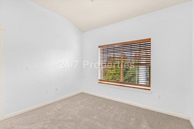 Building Photo - *MOVE-IN SPECIAL!* 3 BD I 2.5 BA Beaverton Townhome