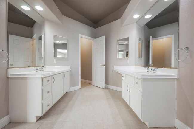 Building Photo - Beautiful Home in a Guard Gated Community