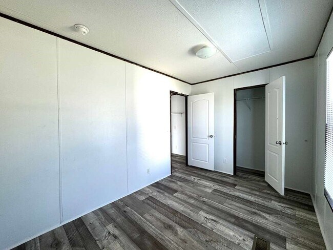 Building Photo - 16206 Wood Dr