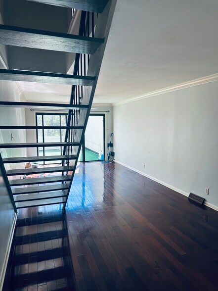 Building Photo - 674 Summit House