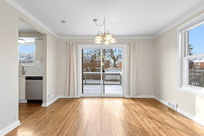 Building Photo - 2063 Inchcliff Rd