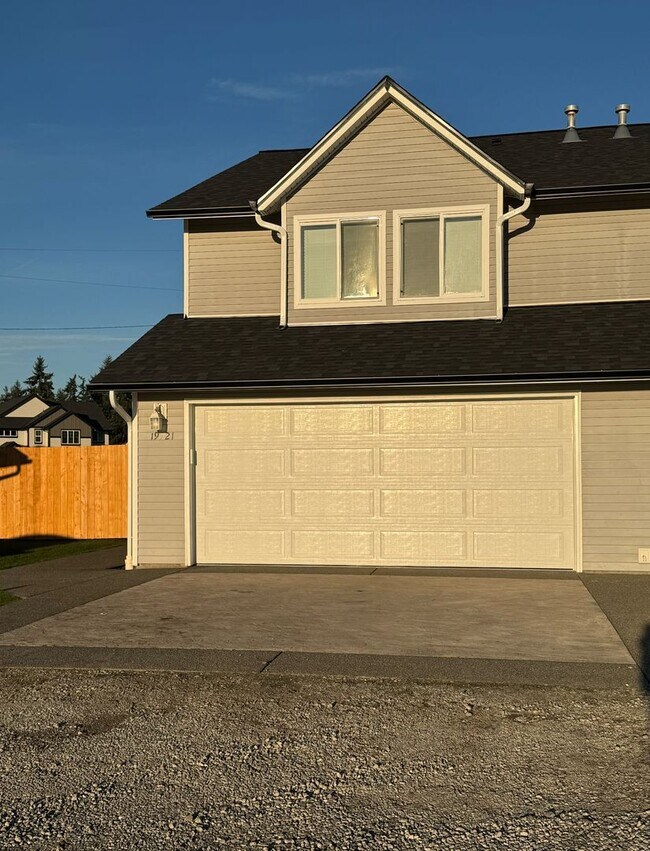 Building Photo - Charming 3-Bed Duplex with 2.5 Baths & 1600 Sq Ft - Prime Spanaway Location!