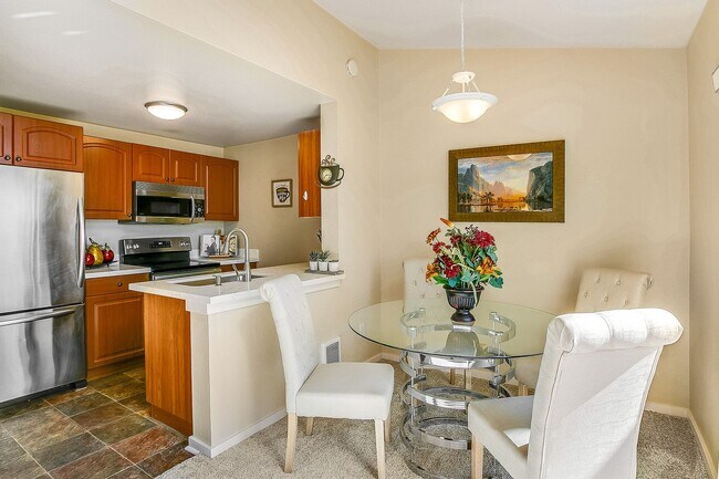 Building Photo - Beautiful Top Floor 2 Bed 2 Bath Condo in Factoria