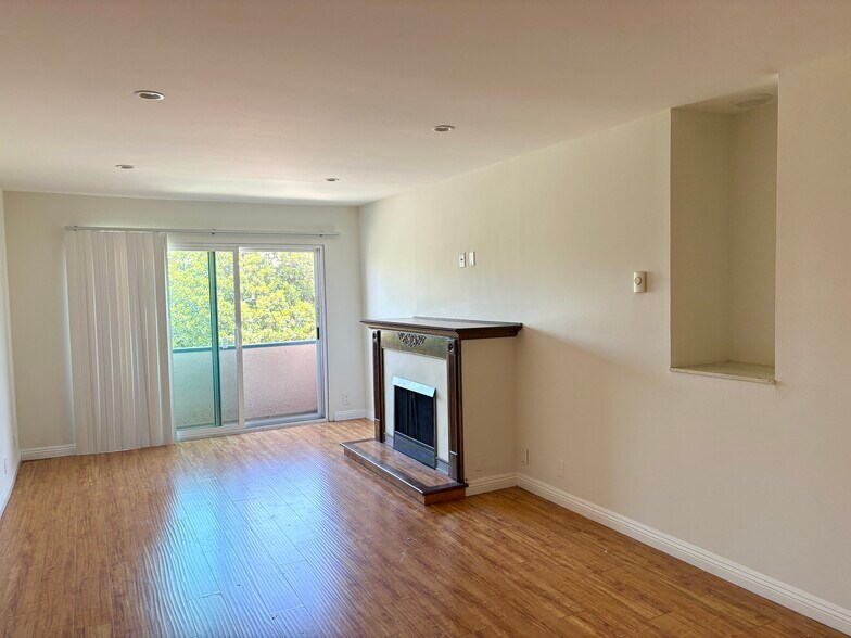bright airy unit - 2445 S Barrington Ave