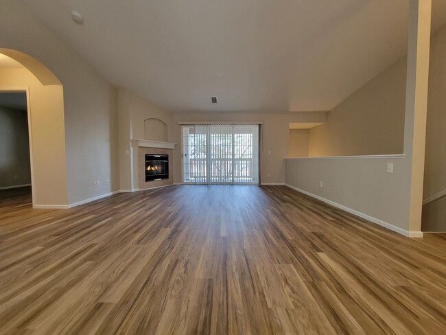 Building Photo - Spacious 2 bed, 2 bath townhome style cond...