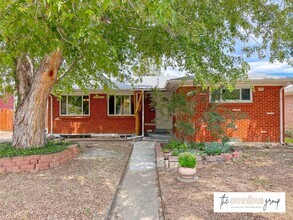 Building Photo - Martin Acres 5BD Home with a Huge Sunroom!