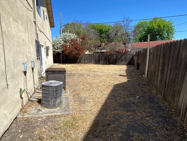 Building Photo - Two Bed, One Bath Triplex with a One Car Garage In North Stockton