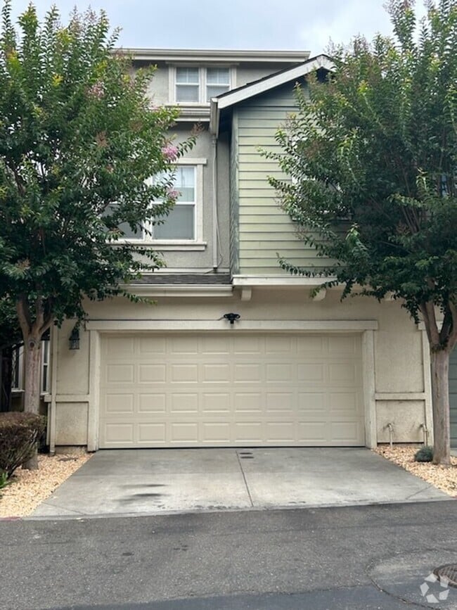Building Photo - Experience Modern Comfort in This Newer Sp...