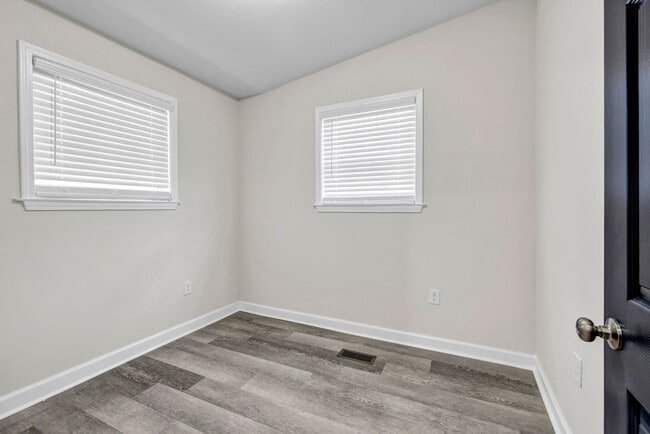 Building Photo - CHARMING 3 BEDROOM BUNGALOW WITH BONUS ROO...
