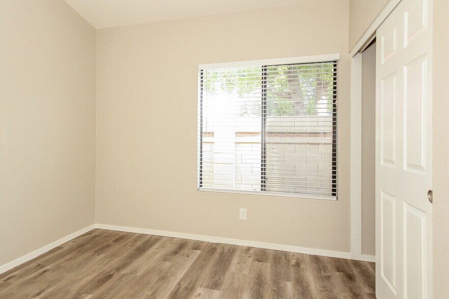 Building Photo - 10905 W Poinsettia Dr